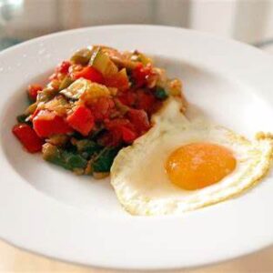 Pisto de verduras con huevo frito