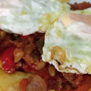 Pisto con huevos fritos