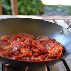 Lomo con tomate y pimientos