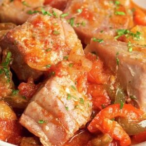 Atún con tomate y pimientos